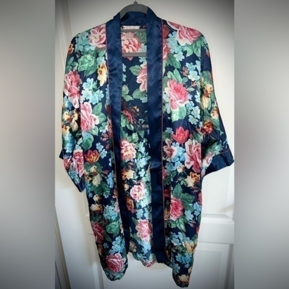 Vintage rare 1990s robe and cami set. Panties not included